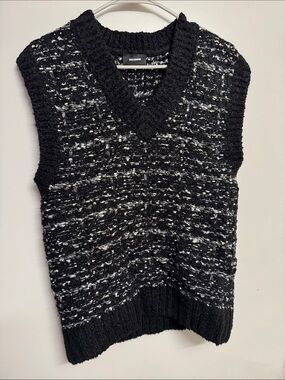 Wescione Women’s Black & White Textured V-Neck Sweater Vest